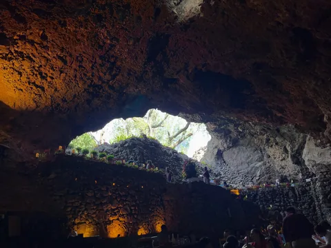 Daylight coming through the rock arch at La Gruta Teotihuacan